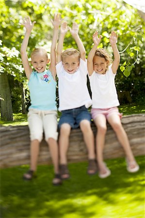 simsearch:696-03398682,k - Three children arm in arm Stock Photo - Premium Royalty-Free, Code: 640-03257909