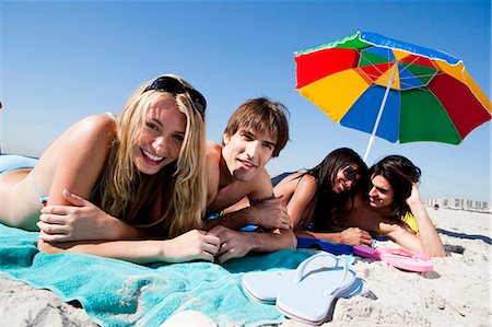 Quatre adultes, bronzer sur la plage Photographie de stock - Premium Libres de Droits, Code: 640-03258695
