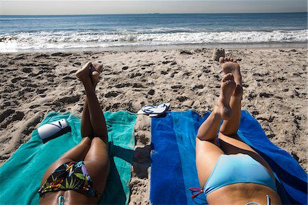 simsearch:640-03258693,k - Jambes de deux femmes, se faire bronzer à la plage Photographie de stock - Premium Libres de Droits, Code: 640-03258706