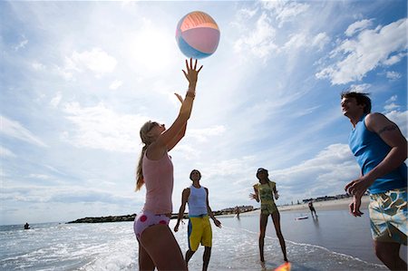 simsearch:640-03258693,k - Quatre adultes jouant avec un ballon de plage Photographie de stock - Premium Libres de Droits, Code: 640-03258775