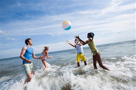 simsearch:640-03258693,k - Quatre adultes jouant avec un ballon de plage Photographie de stock - Premium Libres de Droits, Code: 640-03258776