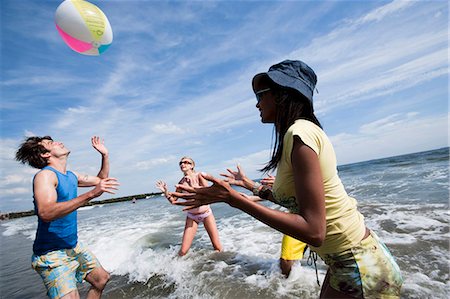 simsearch:640-03258693,k - Quatre adultes jouant avec un ballon de plage Photographie de stock - Premium Libres de Droits, Code: 640-03258777