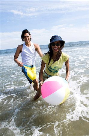 simsearch:640-03258693,k - Quatre adultes jouant avec un ballon de plage Photographie de stock - Premium Libres de Droits, Code: 640-03258778