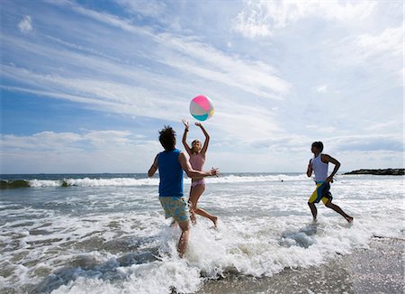 simsearch:640-03258693,k - Trois adultes jouant avec un ballon de plage Photographie de stock - Premium Libres de Droits, Code: 640-03258770