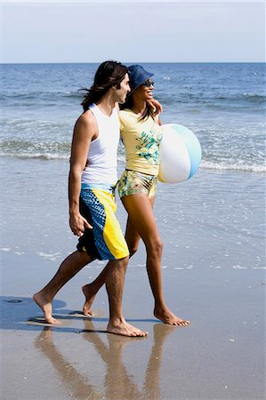 simsearch:640-03258693,k - Couple sur la plage avec un ballon de plage Photographie de stock - Premium Libres de Droits, Code: 640-03258786