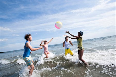 simsearch:640-03258693,k - Quatre adultes jouant avec un ballon de plage Photographie de stock - Premium Libres de Droits, Code: 640-03258780