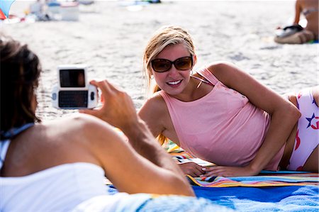 simsearch:640-03258693,k - Homme qui prend une photo d'une femme à la plage Photographie de stock - Premium Libres de Droits, Code: 640-03258805