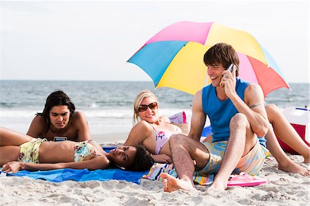 simsearch:640-03258693,k - Quatre adultes sur les serviettes à la plage Photographie de stock - Premium Libres de Droits, Code: 640-03258814