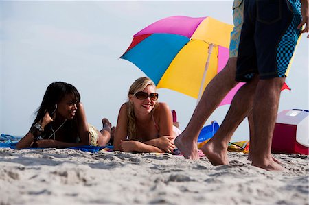 simsearch:640-03258693,k - Deux femmes, bronzer sur la plage Photographie de stock - Premium Libres de Droits, Code: 640-03258817