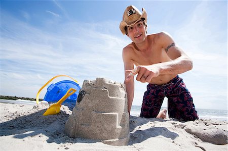 shovel (hand tool for digging) - Sand castle Stock Photo - Premium Royalty-Free, Code: 640-03259241