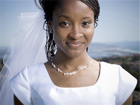 Portrait d'une jeune mariée souriant Photographie de stock - Premium Libres de Droits, Code: 640-03265689