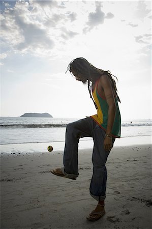 Profile of a man playing hacky sack on the beach Stock Photo - Premium Royalty-Free, Code: 640-03265760