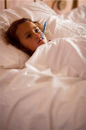 Enfant malade dans son lit Photographie de stock - Premium Libres de Droits, Code: 640-03260184