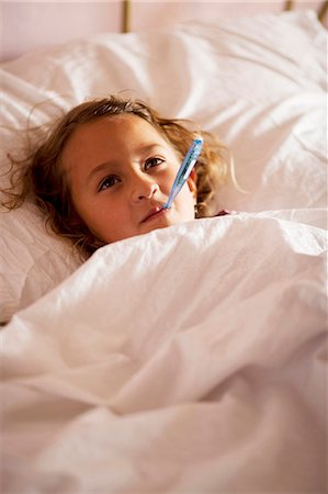 Enfant malade dans son lit Photographie de stock - Premium Libres de Droits, Code: 640-03260183