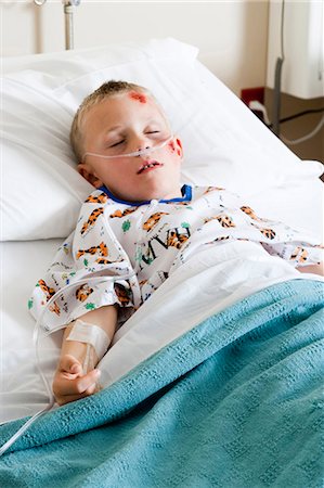 Boy sleeping in hospital bed Stock Photo - Premium Royalty-Free, Code: 640-03261652