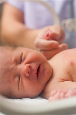 Main de bébé femme holding Photographie de stock - Premium Libres de Droits, Code: 640-03261671