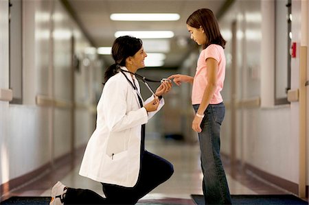 physical - Jeune fille jouant avec le stéthoscope de femme médecin Photographie de stock - Premium Libres de Droits, Code: 640-03261971