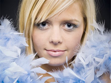 feather boa - Femme avec boa de plumes Photographie de stock - Premium Libres de Droits, Code: 640-03262415