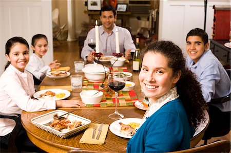 dinner table family - Family at dinner table smiling Foto de stock - Sin royalties Premium, Código: 640-03262693