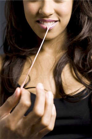 Gros plan de femme chewing gum Photographie de stock - Premium Libres de Droits, Code: 640-03263162