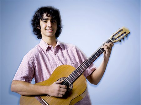 Teenage boy playing guitar Foto de stock - Sin royalties Premium, Código: 640-03263403