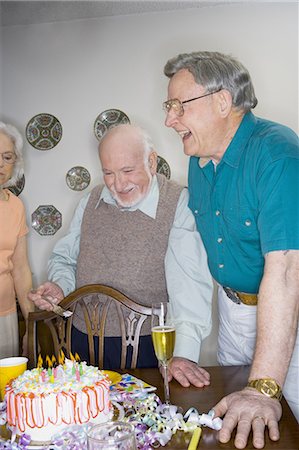 seniors socializing - Faire la fête autour d'un gâteau d'anniversaire Photographie de stock - Premium Libres de Droits, Code: 640-03281680