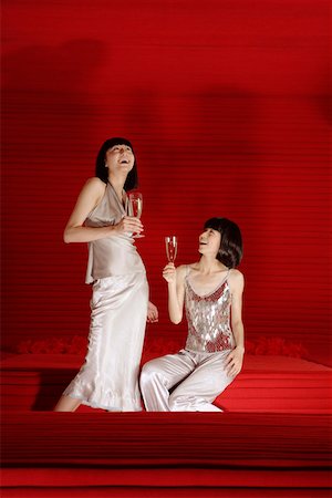two young women drinking Stock Photo - Premium Royalty-Free, Code: 642-01734062