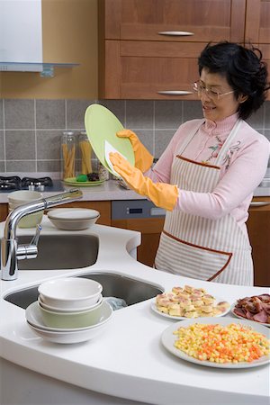 simsearch:6108-06167085,k - Senior woman cleaning plate Stock Photo - Premium Royalty-Free, Code: 642-01736631