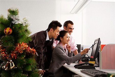 person desktop computer office - Office men and woman looking at PC on Christmas Day Foto de stock - Sin royalties Premium, Código: 642-01733534