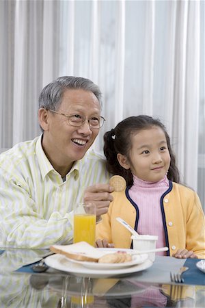 simsearch:642-02005954,k - a girl and her grandpa taking breakfast Stock Photo - Premium Royalty-Free, Code: 642-02005949