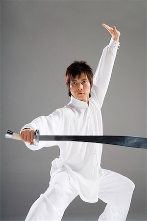 a man practicing a Chinese sword Foto de stock - Sin royalties Premium, Código: 642-02006343