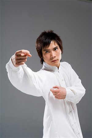 a man practicing Chinese Kungfu Foto de stock - Sin royalties Premium, Código: 642-02006356