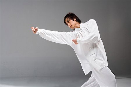 a man practicing Chinese Kungfu Foto de stock - Sin royalties Premium, Código: 642-02006357