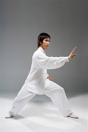 a man practicing Chinese Kungfu Foto de stock - Sin royalties Premium, Código: 642-02006351
