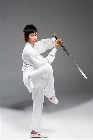 a man practicing a Chinese sword Foto de stock - Sin royalties Premium, Código: 642-02006361
