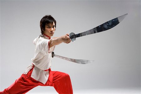 a practicing two Chinese swords Foto de stock - Sin royalties Premium, Código: 642-02006386