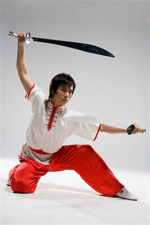 a practicing two Chinese swords Foto de stock - Sin royalties Premium, Código: 642-02006387