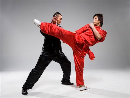 two men practicing Chinese Kungfu Foto de stock - Sin royalties Premium, Código: 642-02006382