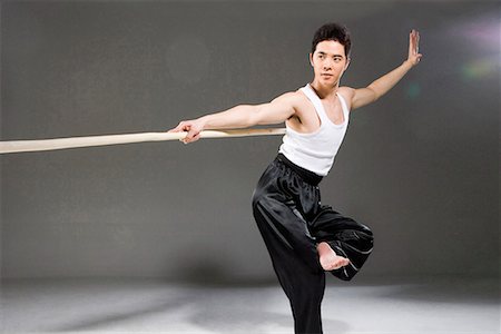 a man practicing a Chinese stick Foto de stock - Sin royalties Premium, Código: 642-02006449