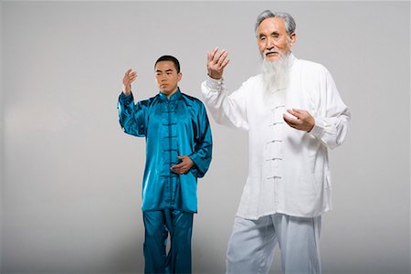 a young man and an old man doing Taiji Foto de stock - Sin royalties Premium, Código: 642-02006475