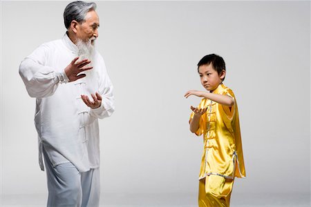 an old man teaching a boy Taiji Foto de stock - Sin royalties Premium, Código: 642-02006487