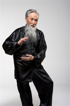 an old man doing Taiji Foto de stock - Sin royalties Premium, Código: 642-02006494