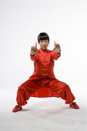 a woman in red dress practicing Chinese Kungfu Foto de stock - Sin royalties Premium, Código: 642-02006534