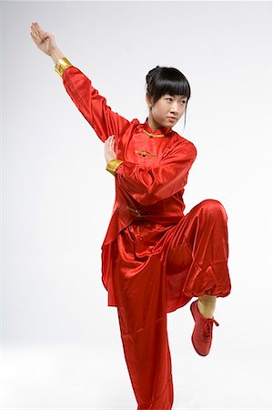 a woman in red dress practicing Chinese Kungfu Foto de stock - Sin royalties Premium, Código: 642-02006531