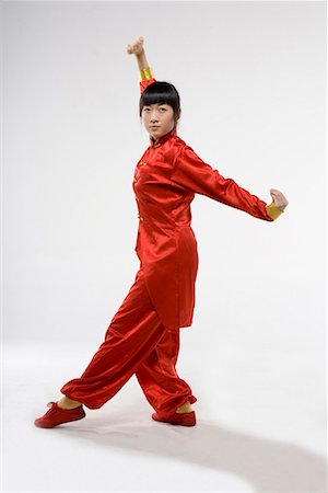 a woman in red dress practicing Chinese Kungfu Foto de stock - Sin royalties Premium, Código: 642-02006532