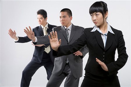 three business persons practicing Chinese Kungfu Foto de stock - Sin royalties Premium, Código: 642-02006568
