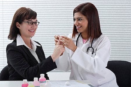 Doctor applying bandage to patient's finger Foto de stock - Sin royalties Premium, Código: 655-02375848