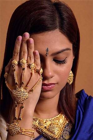 expensive jewelry - Indian woman wearing traditional wedding jewelry Foto de stock - Sin royalties Premium, Código: 655-02375892