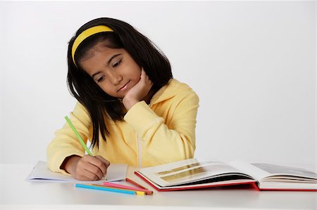 pencil crayon - Girl working with color pencils and book Foto de stock - Sin royalties Premium, Código: 655-02883011