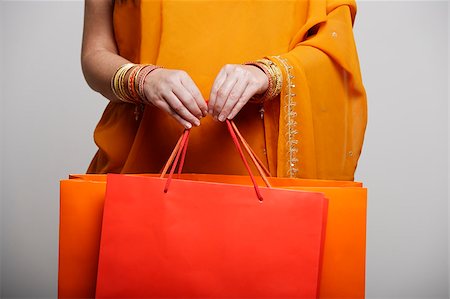 expensive jewelry - crop shot of woman in sari holding shopping bags Foto de stock - Sin royalties Premium, Código: 655-03082796